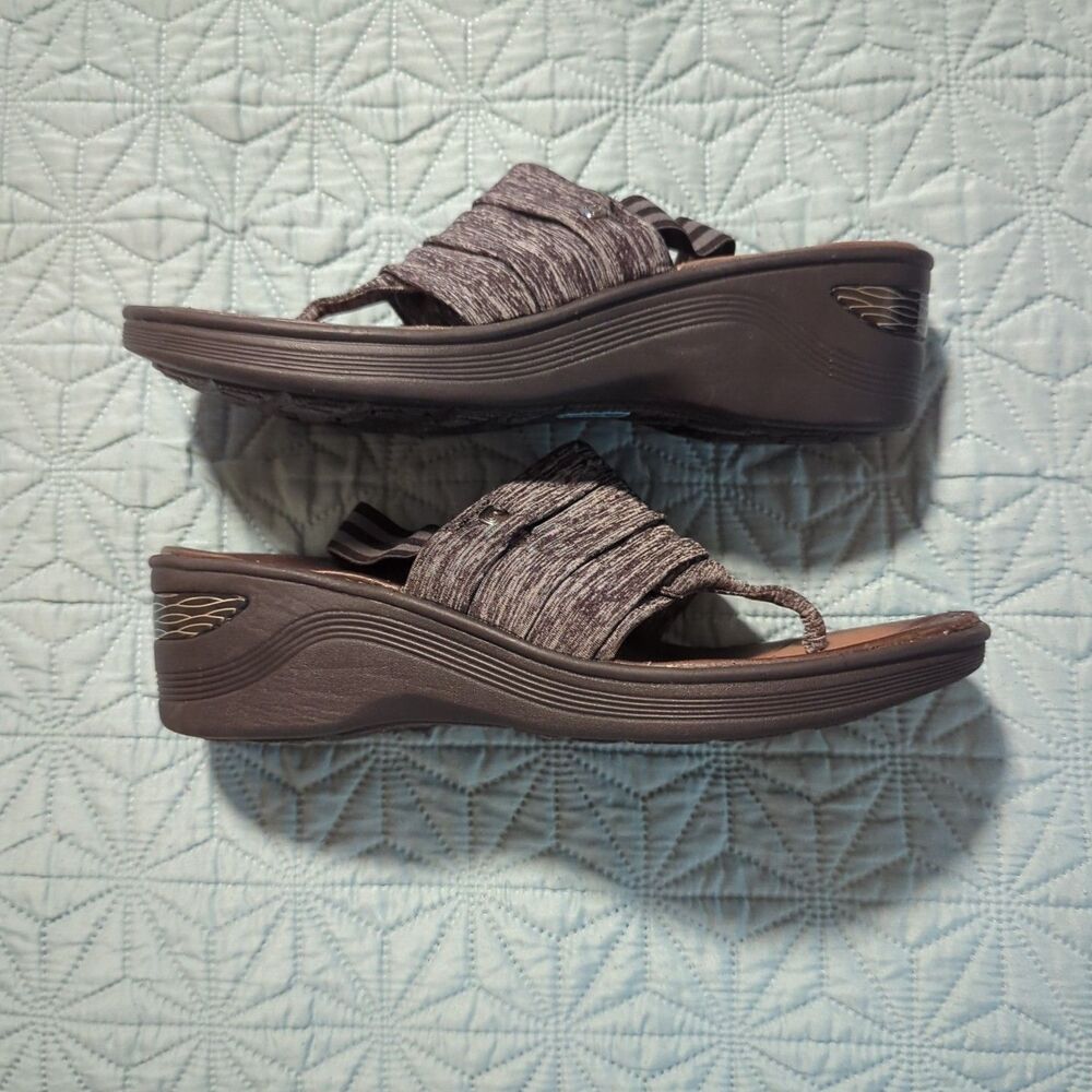 BZees  "Dazzle" Thong Wedge Sandals Women's Size 8M Gray/Black Fabric Upper - Picture 9 of 10